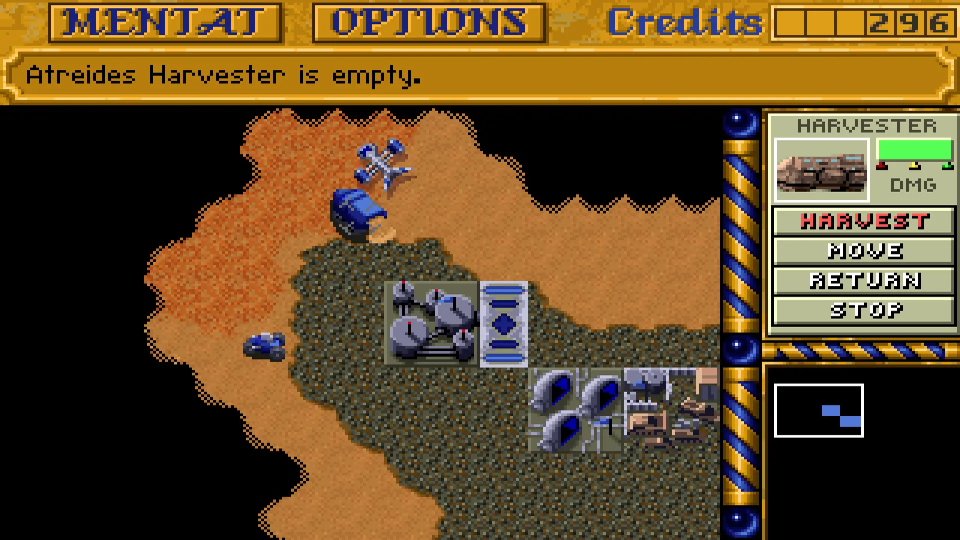 Dune 2. Rzut przedstawiający ekran taktyczny gry. Rozbudowa bazy oraz dowodzenie żniwiarką.